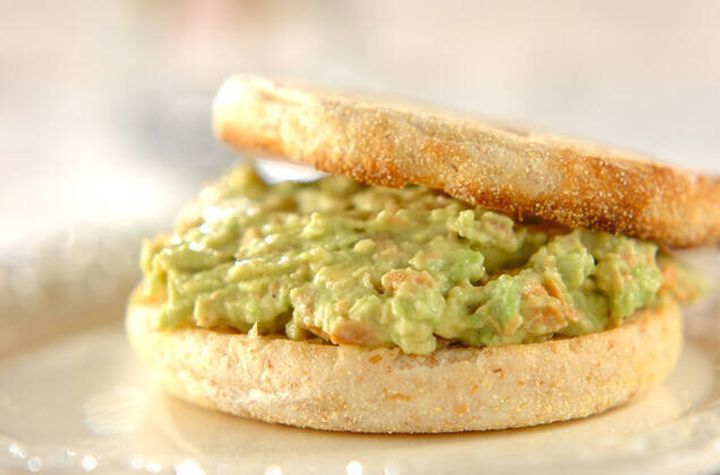 鮭アボカドのオープンサンド