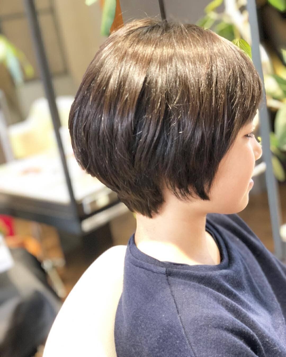 小学生女子も納得のキュートなヘアスタイル。元気いっぱいカジュアルショート