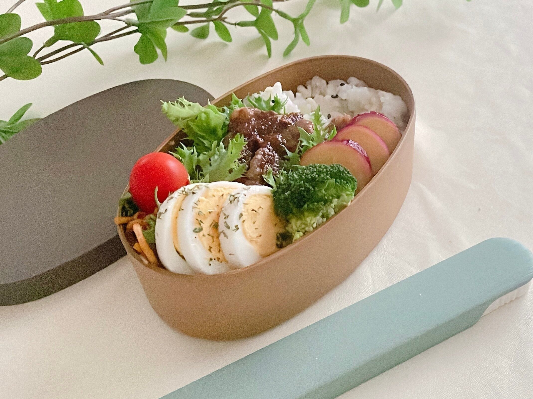 イオンホームコーディパンチングざるで蒸したさつまいもとブロッコリーを入れたお弁当