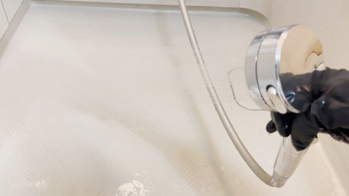 シャワーで洗い流す