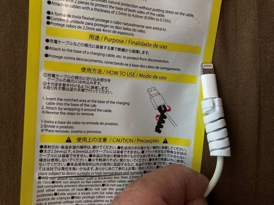 2．ケーブルに巻き付けるように、くるくると本製品を装着します。