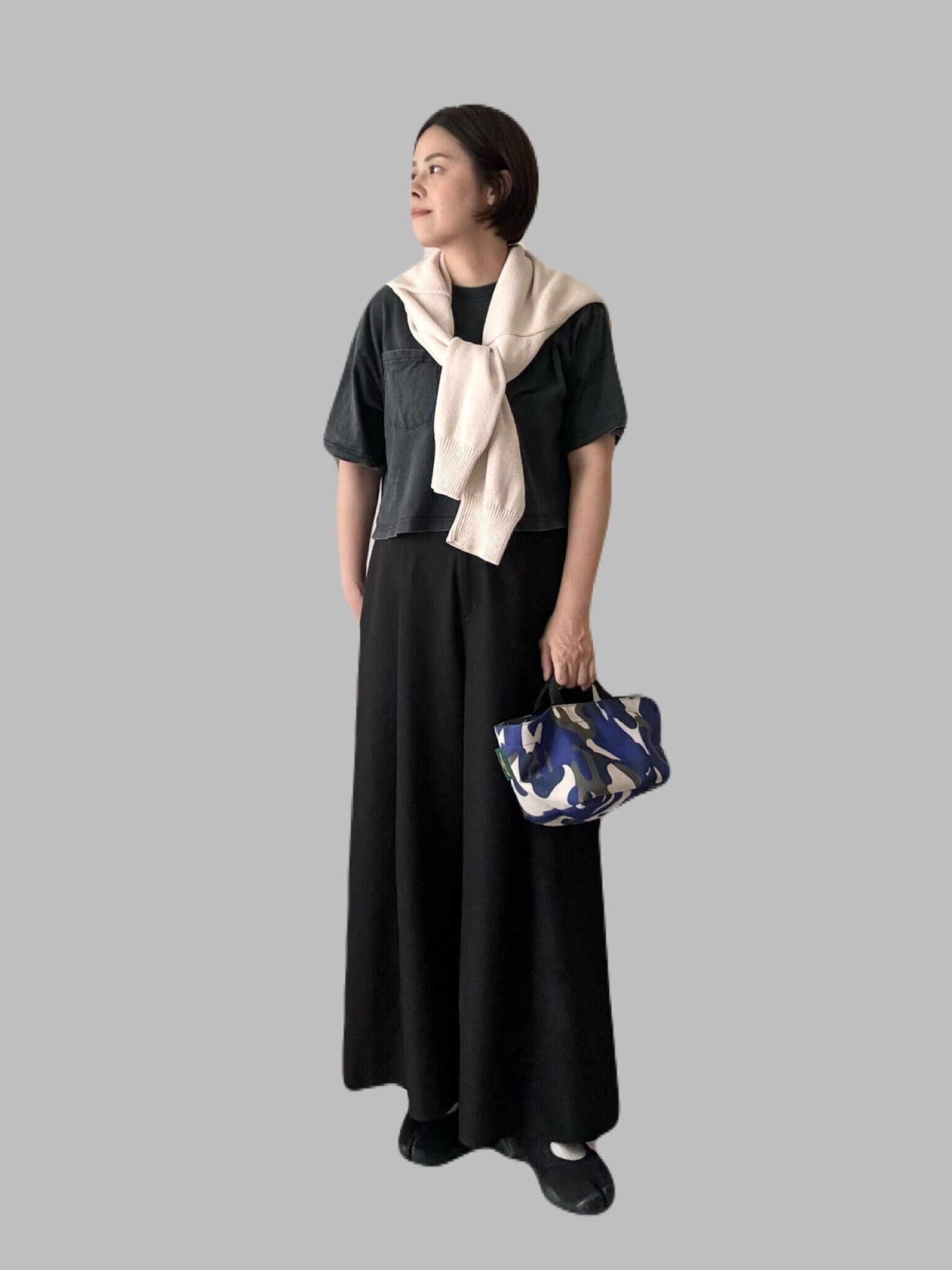 Tシャツ黒パンツ