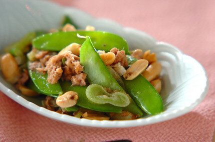 キヌサヤとピーナッツの塩炒め