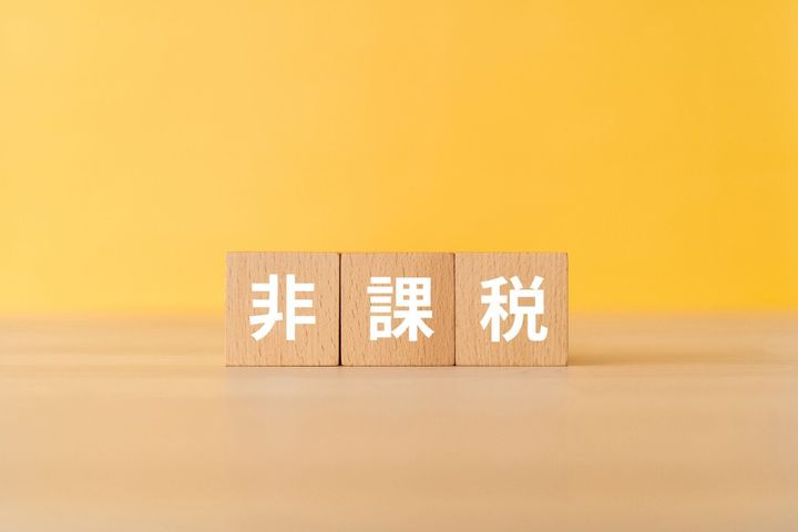 コンセプトの「ヒカゼイ」テキストを持つ木製ブロック。