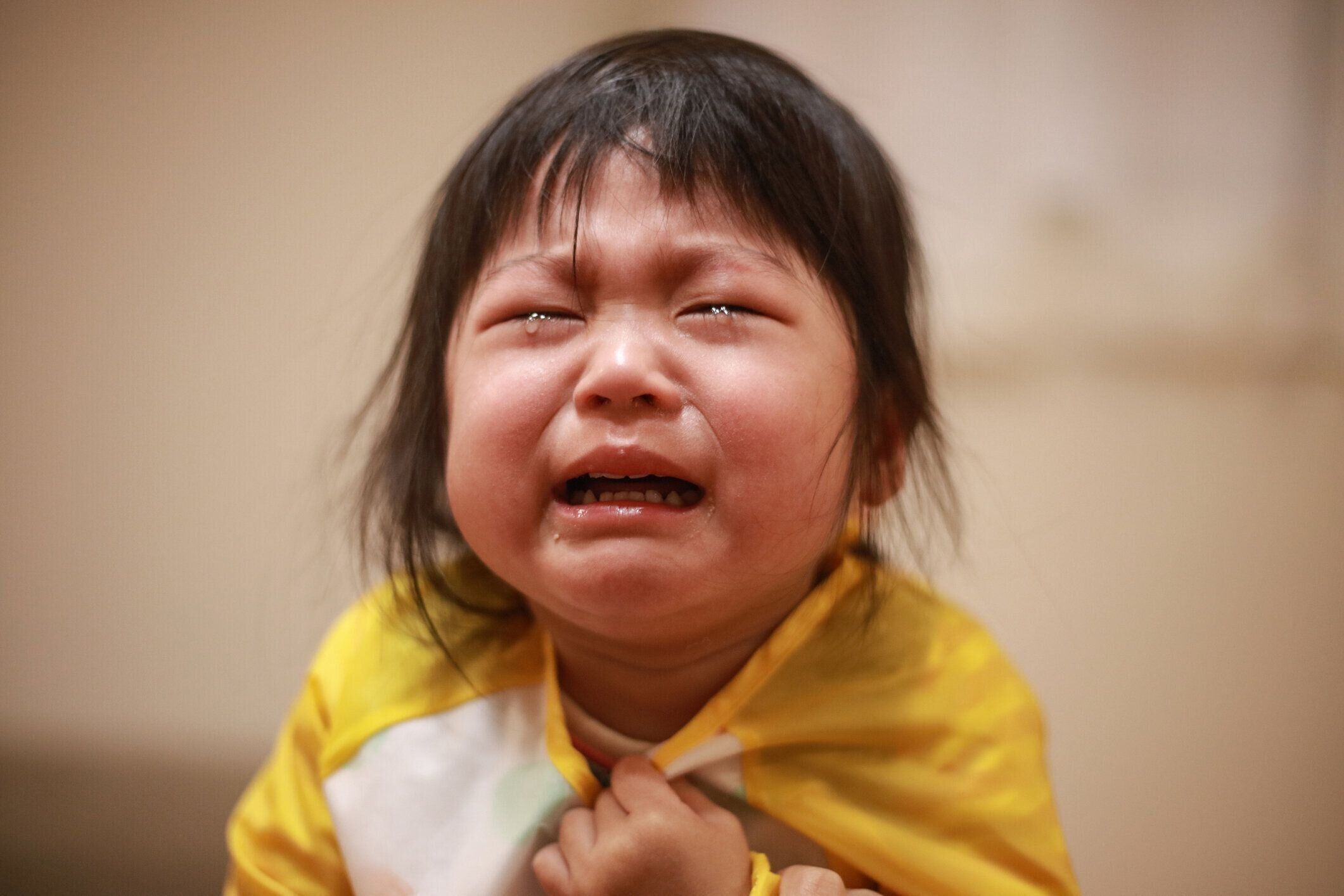 食事エプロンを嫌う女の子