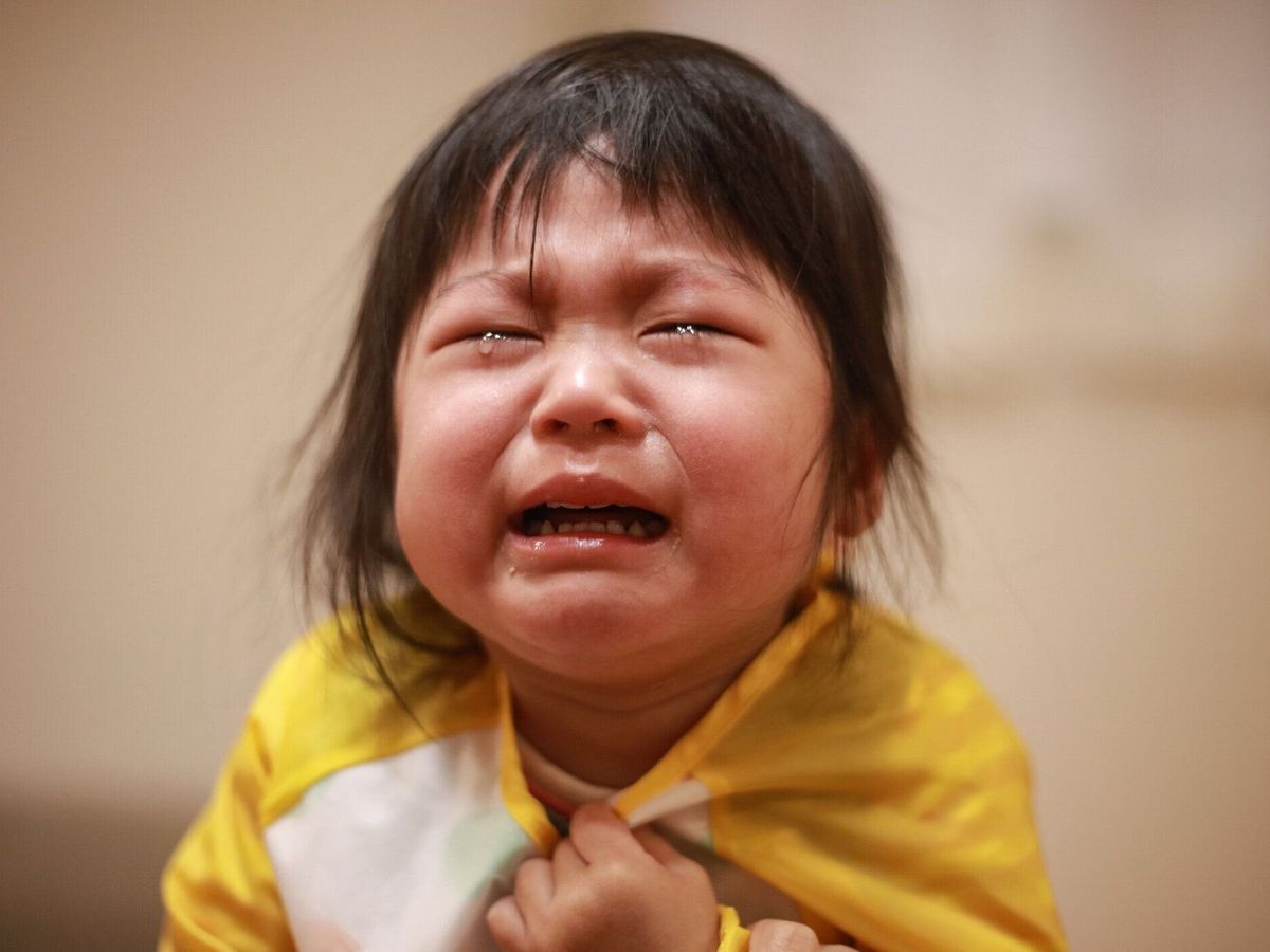 食事エプロンを嫌う女の子