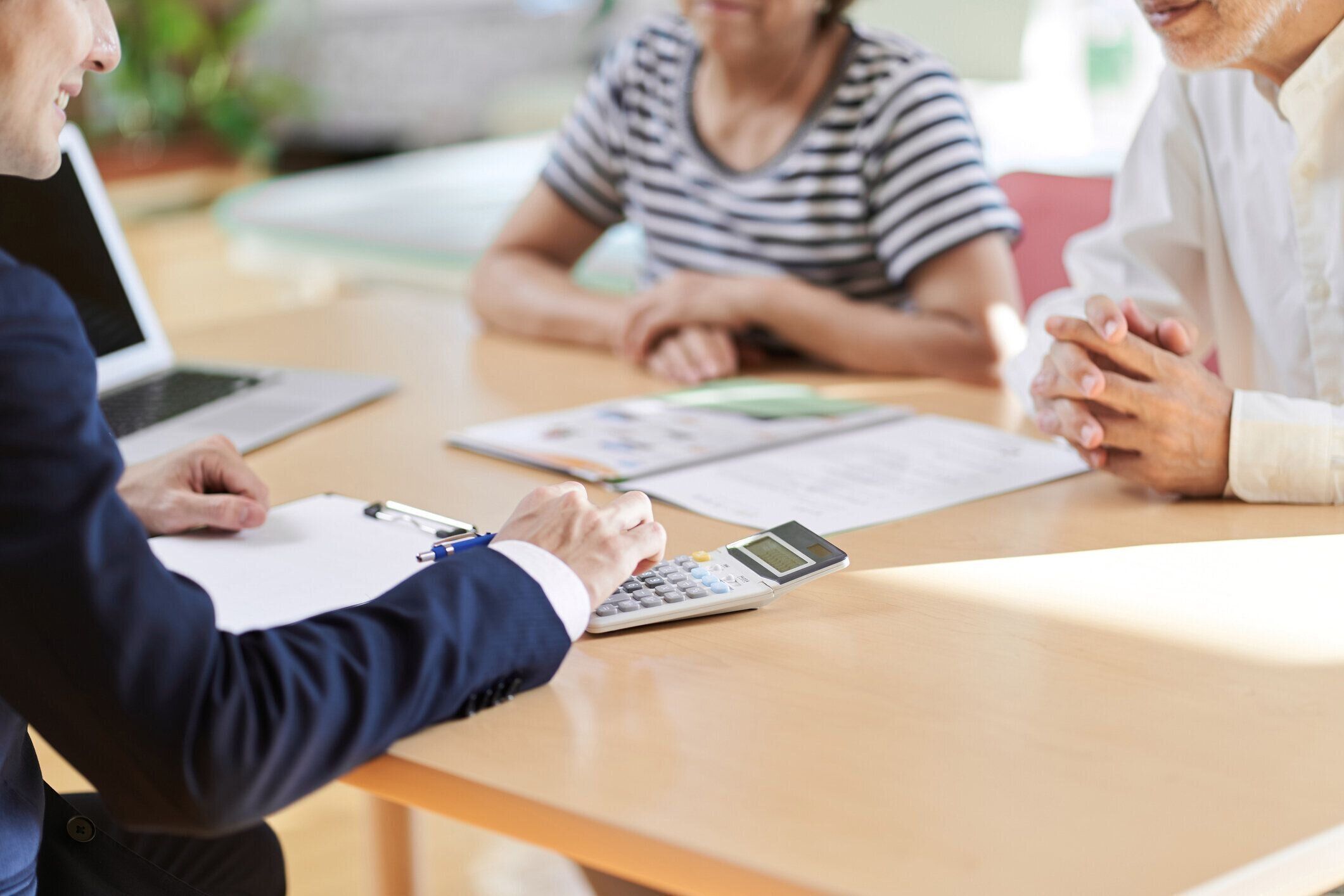 電卓で計算する不動産セールスマンの手で