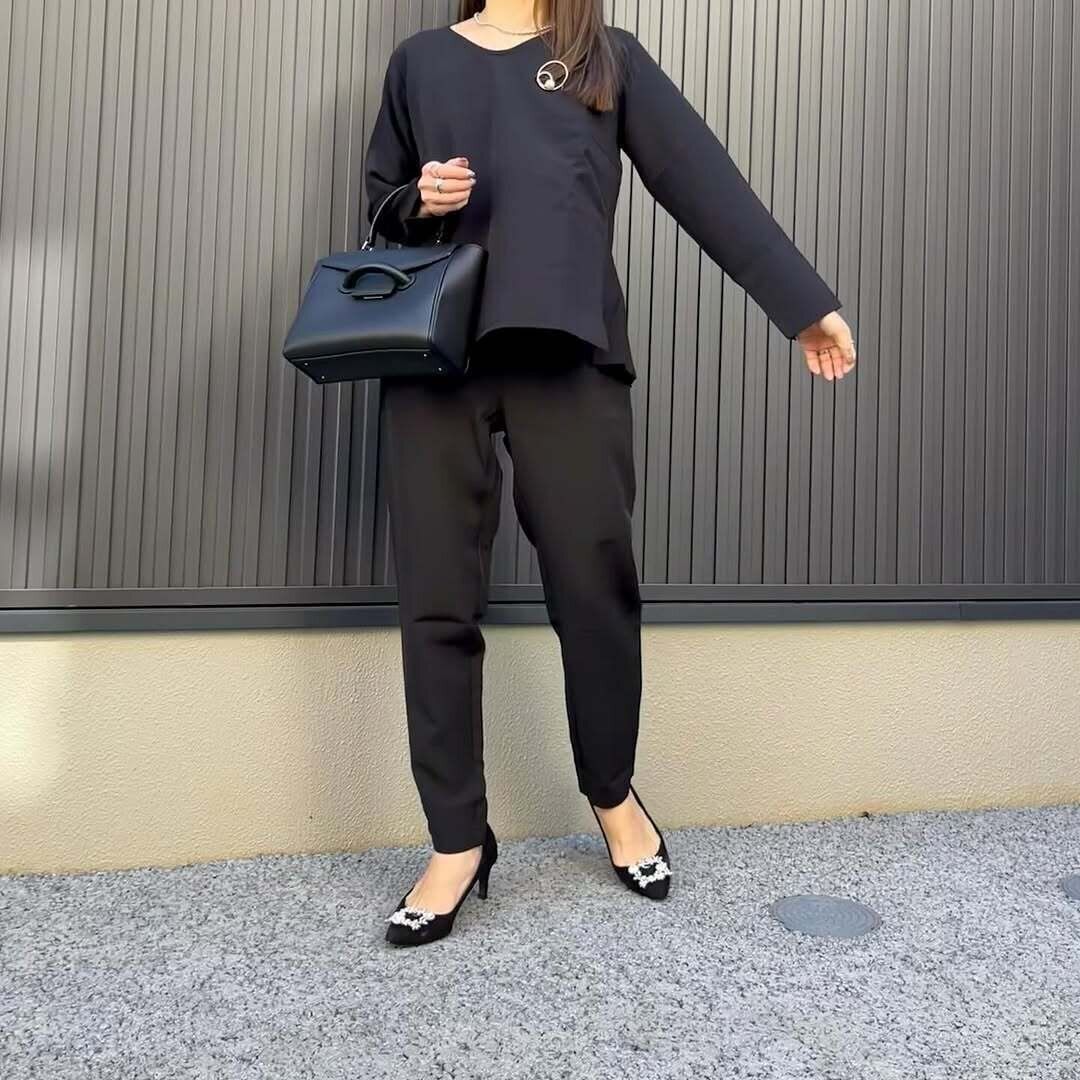 アラフォーの正解とは？黒・紺パンツでつくる「センスがいい」卒入学コーデ