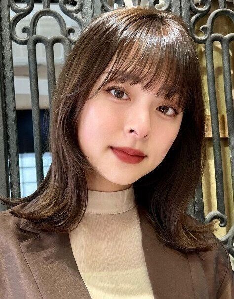 顔まわりの後れ毛がポイント！外ハネミディアム