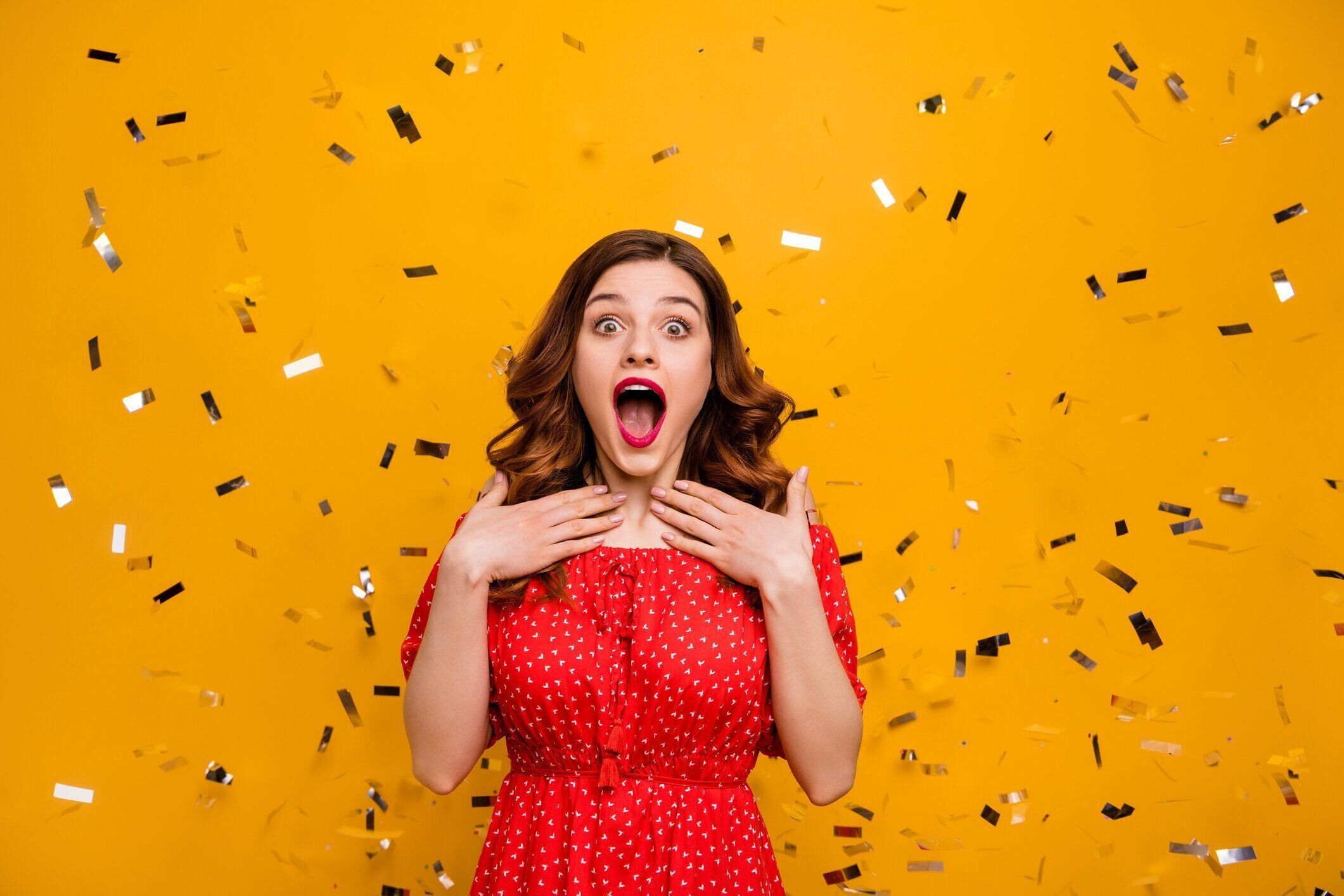 赤いドレスを着て配置する予期せぬ誕生日パーティーに驚いたかわいいキツネの女性は黄色の背景を隔離