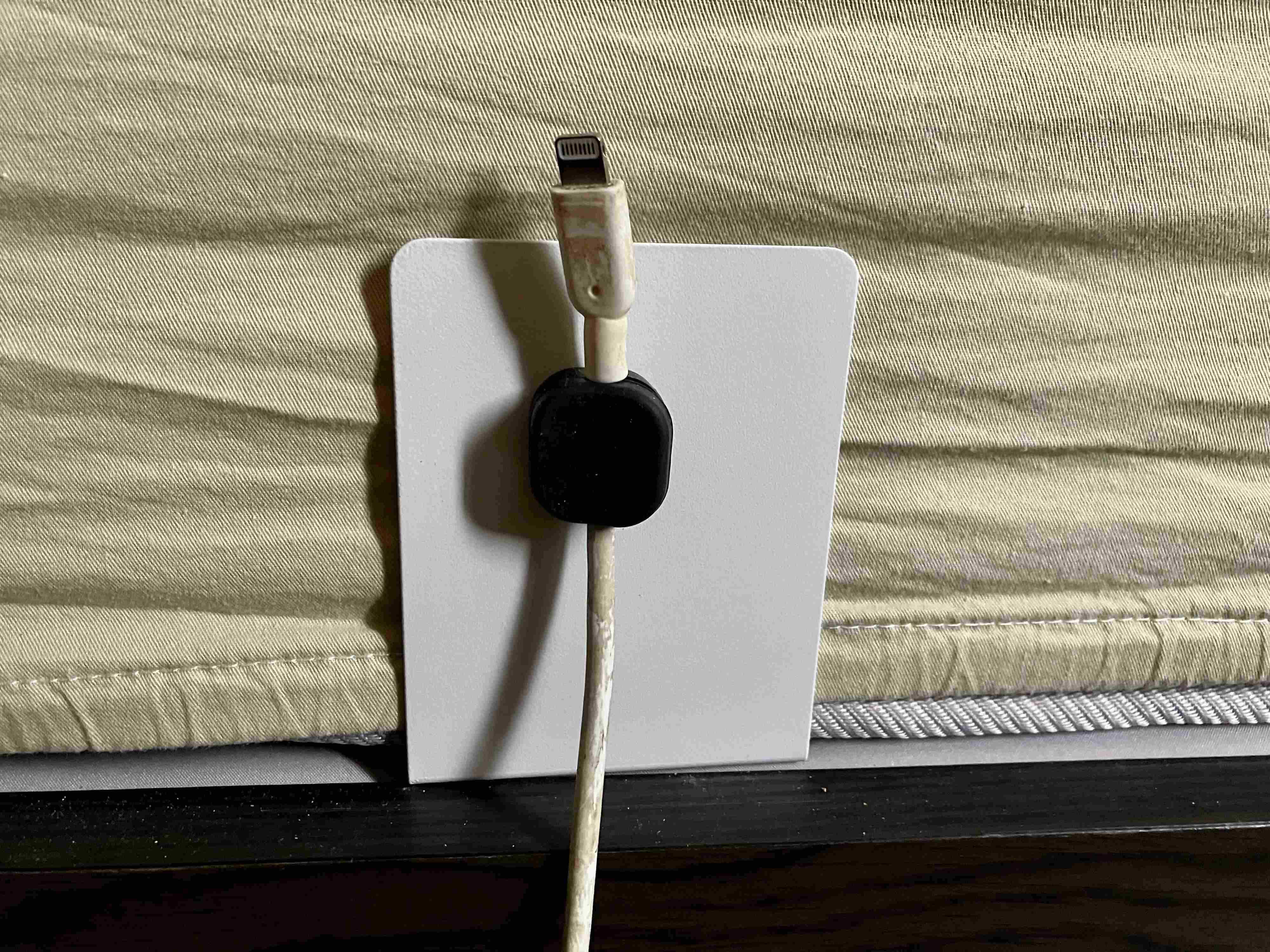 ベッドの横にペタッ