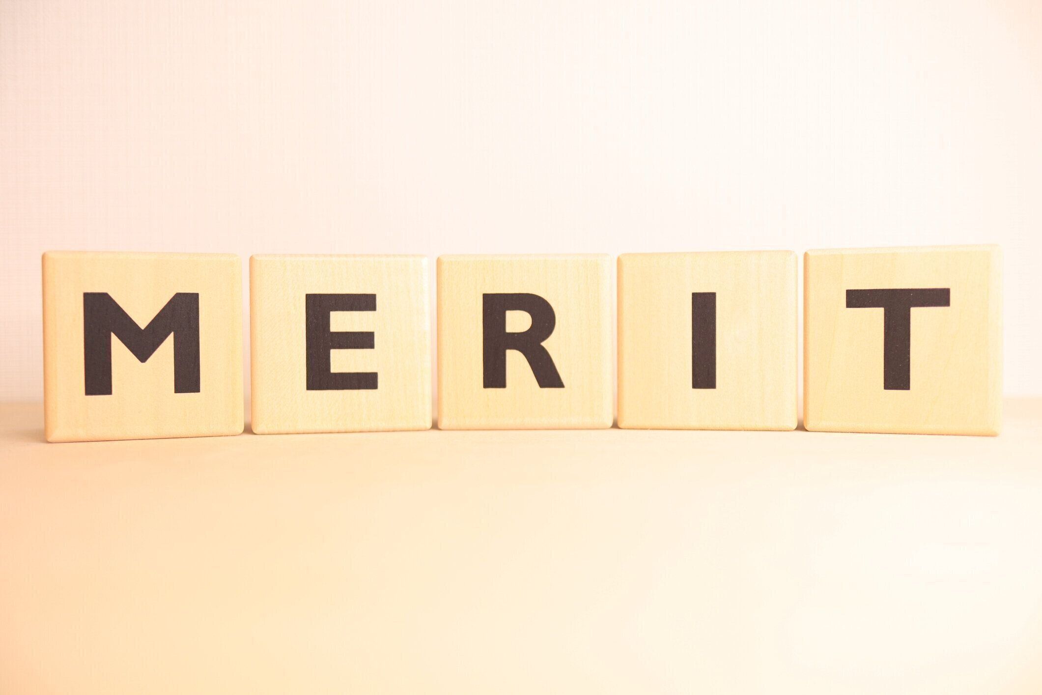 「メリット」アルファベット文字木製ブロック