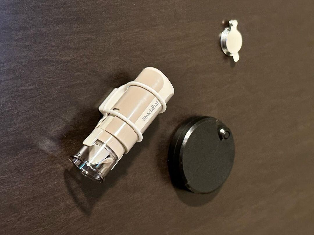 セリアの「玄関ドアにくっつくハンコホルダー」