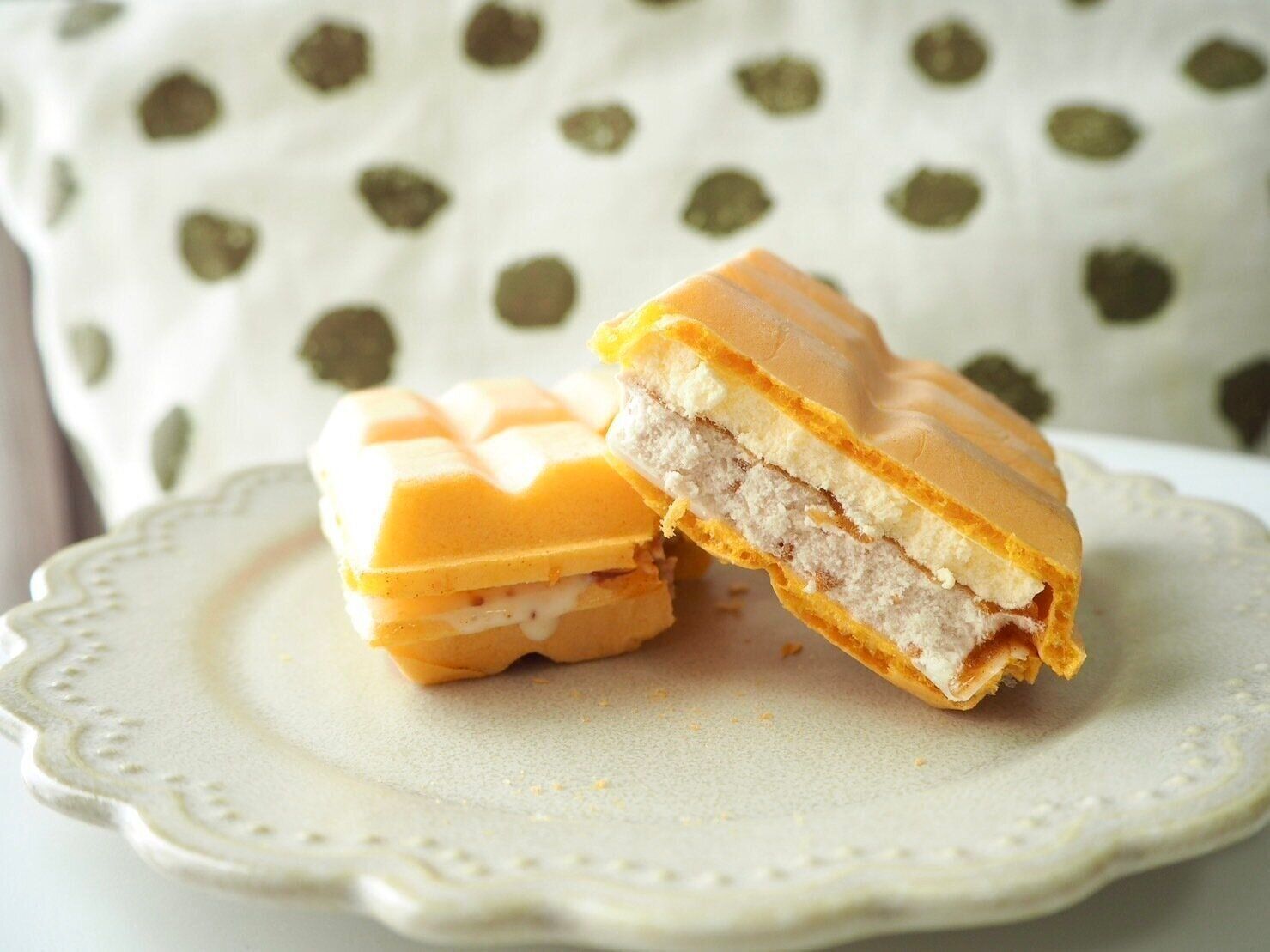 シャトレーゼ「DESSERTモナカ　シナモン香るふじりんごのタルト」断面写真