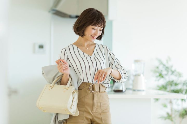 自宅で過ごす若い女性