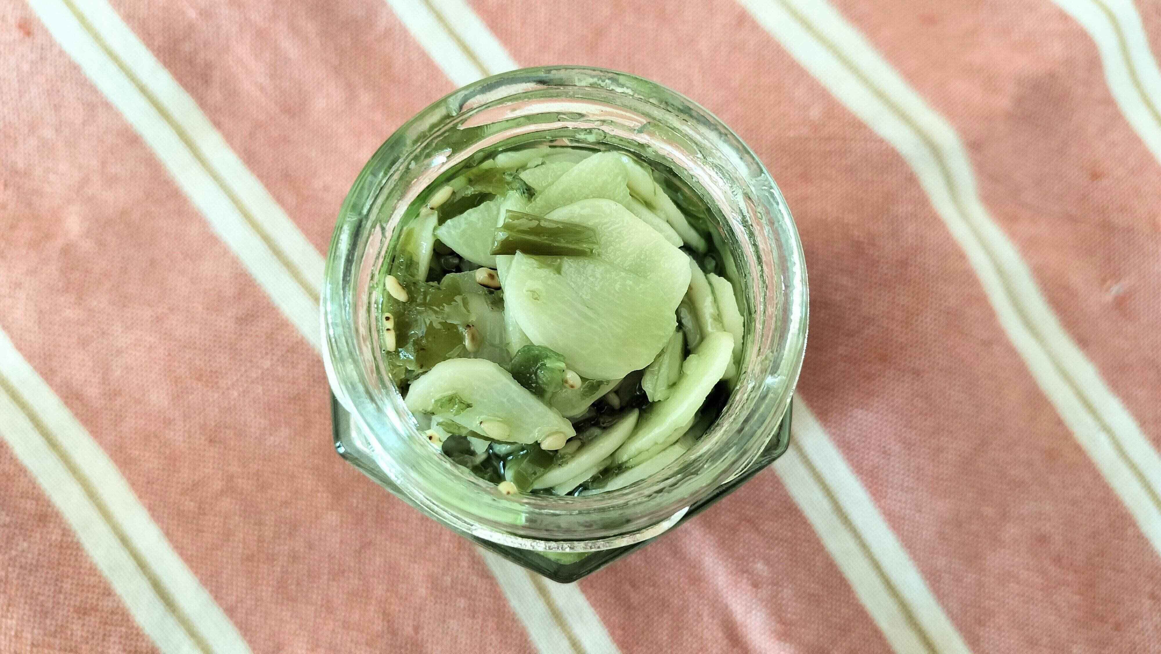 青いにんにく辣油の中身