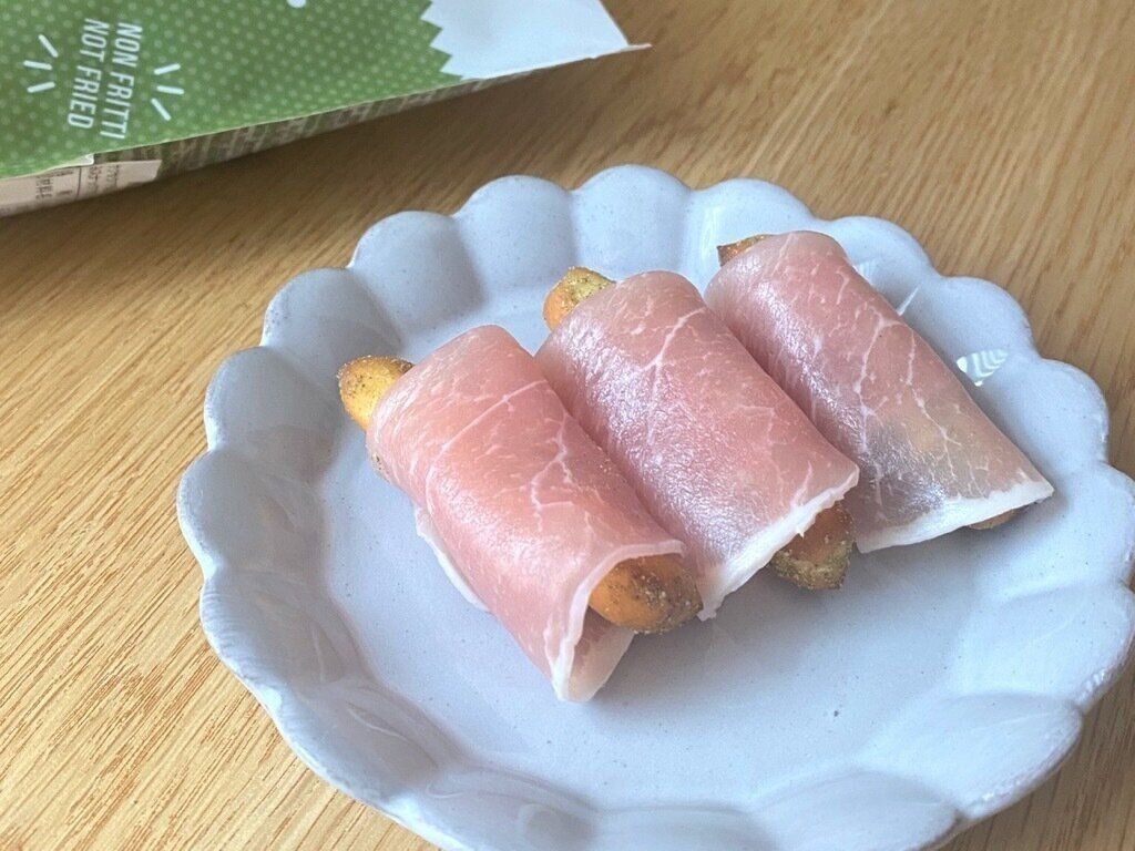 生ハムを巻いたミニグリッシーニ(バジル)