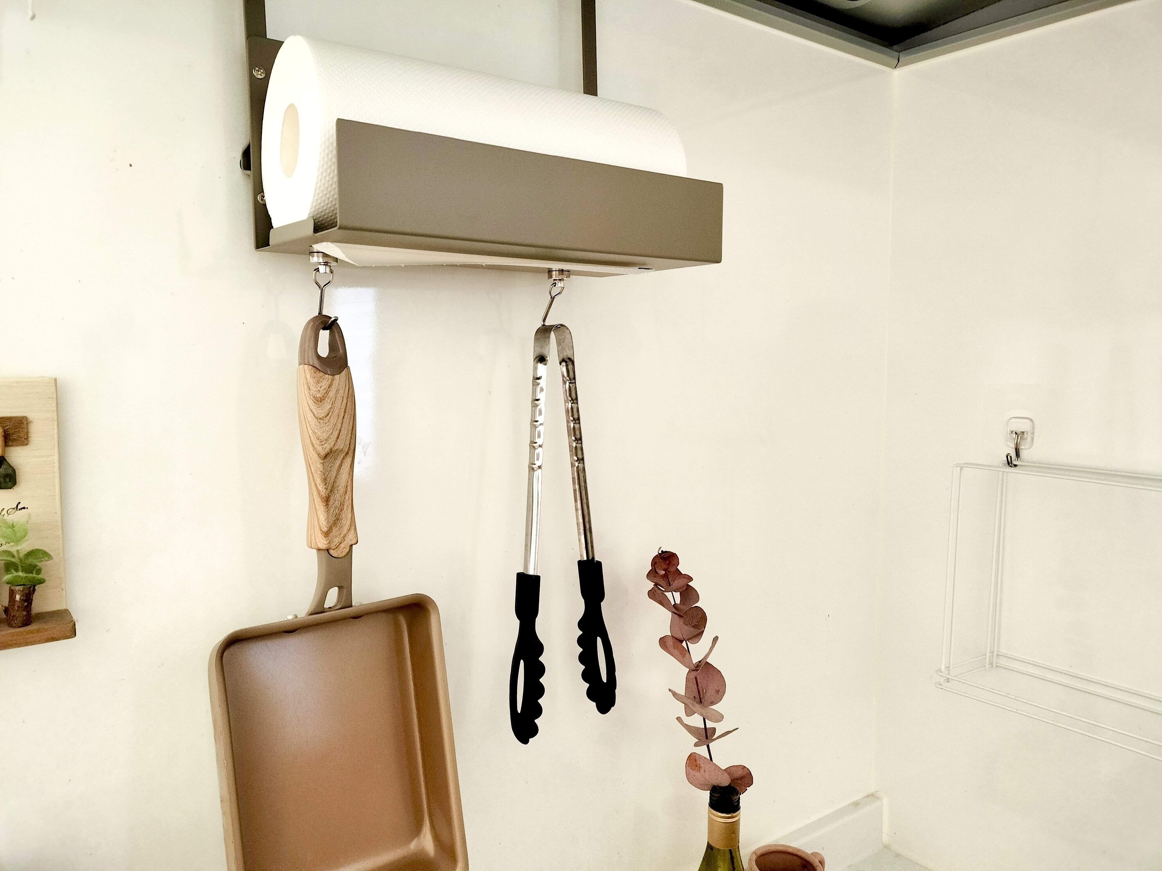 ホルダーにマグネットを取り付けて小物を引っ掛けている画像