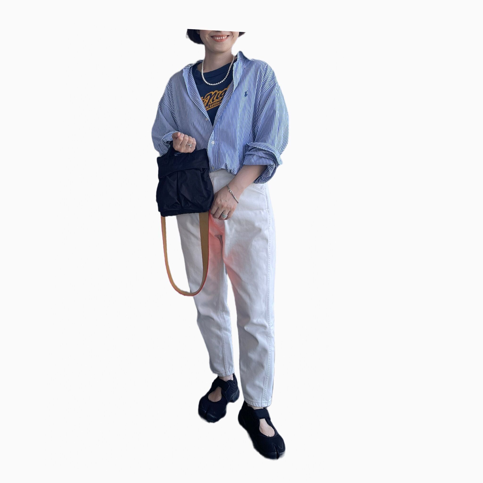 ストライプシャツにパールネックレスと白パンツ