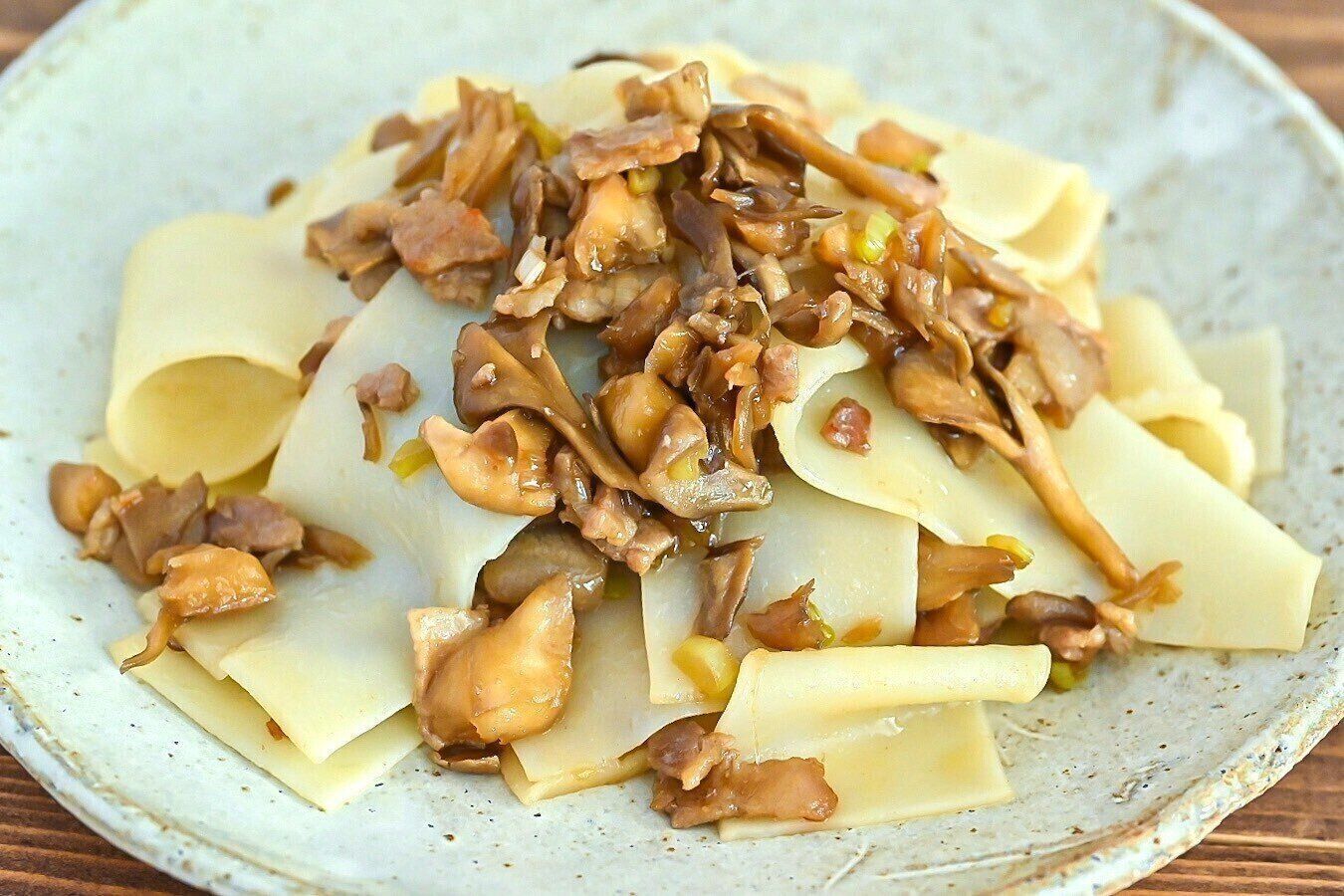 皿に盛られたビャンビャン麺