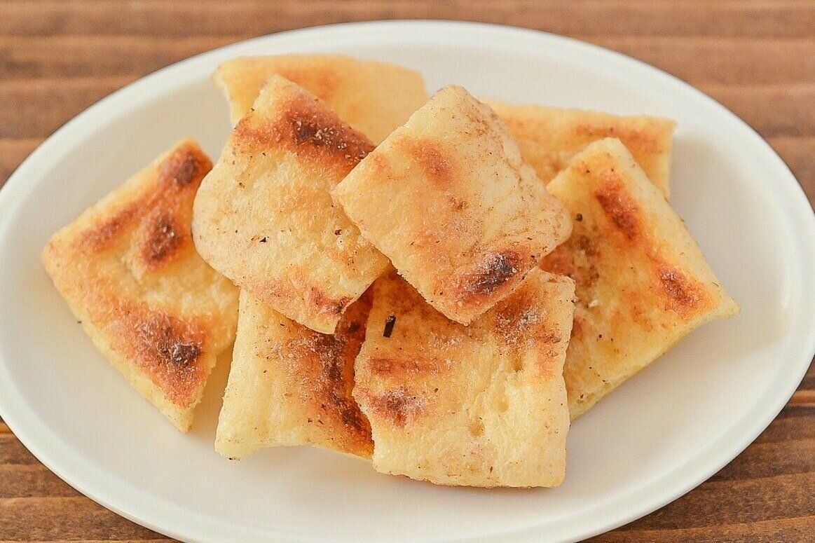 皿に盛られた油揚げチップス