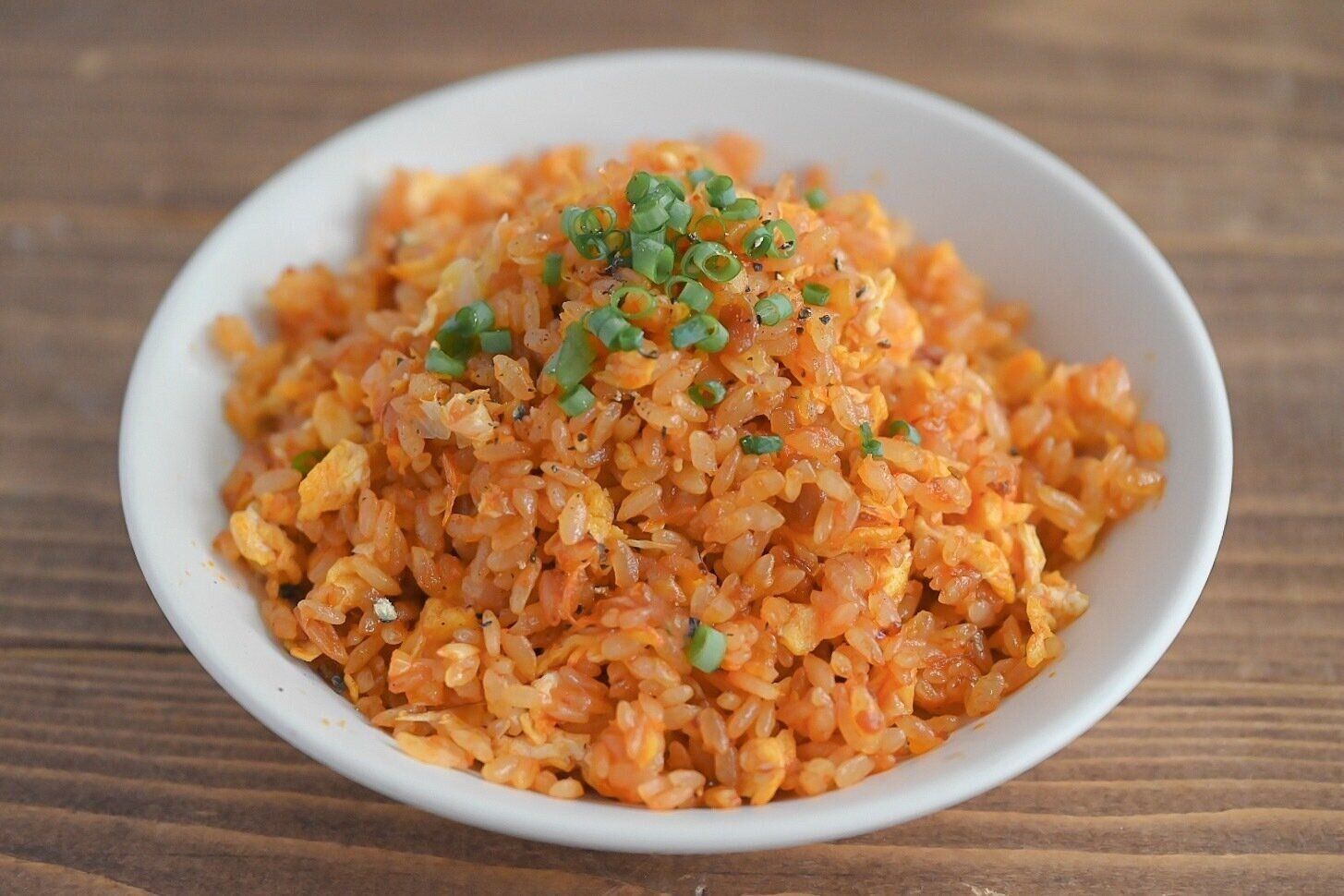 皿に盛られたカニチャーハン