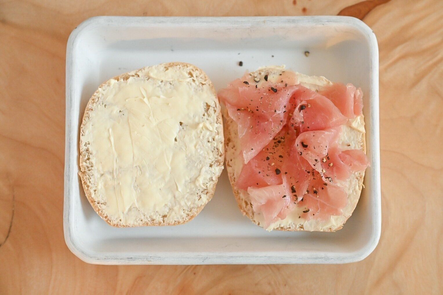 トレーにのった生ハムとクリームチーズサンド