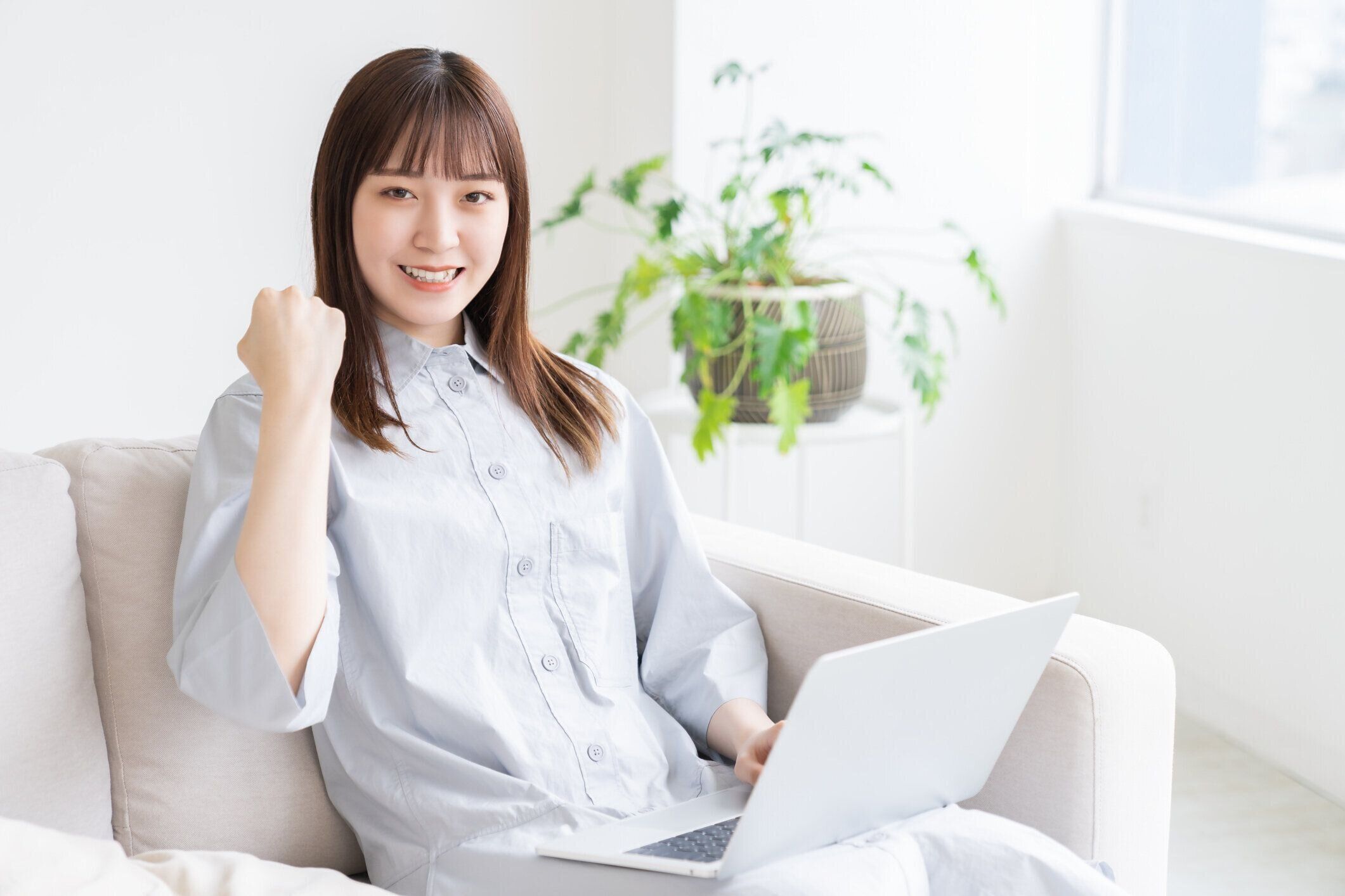 ラップトップを使用して若いアジアの女性