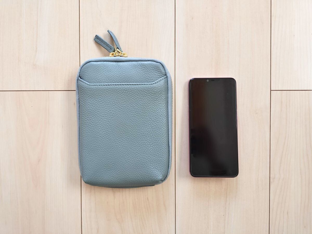 スマホポーチとスマホを並べた画像