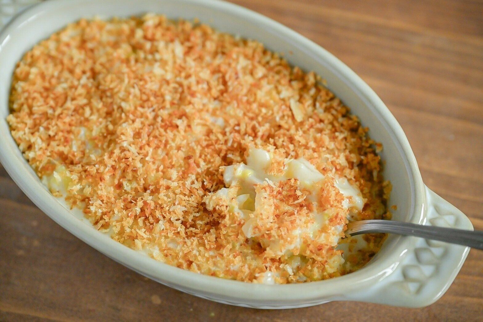 白い耐熱皿に入った白菜のグラタン