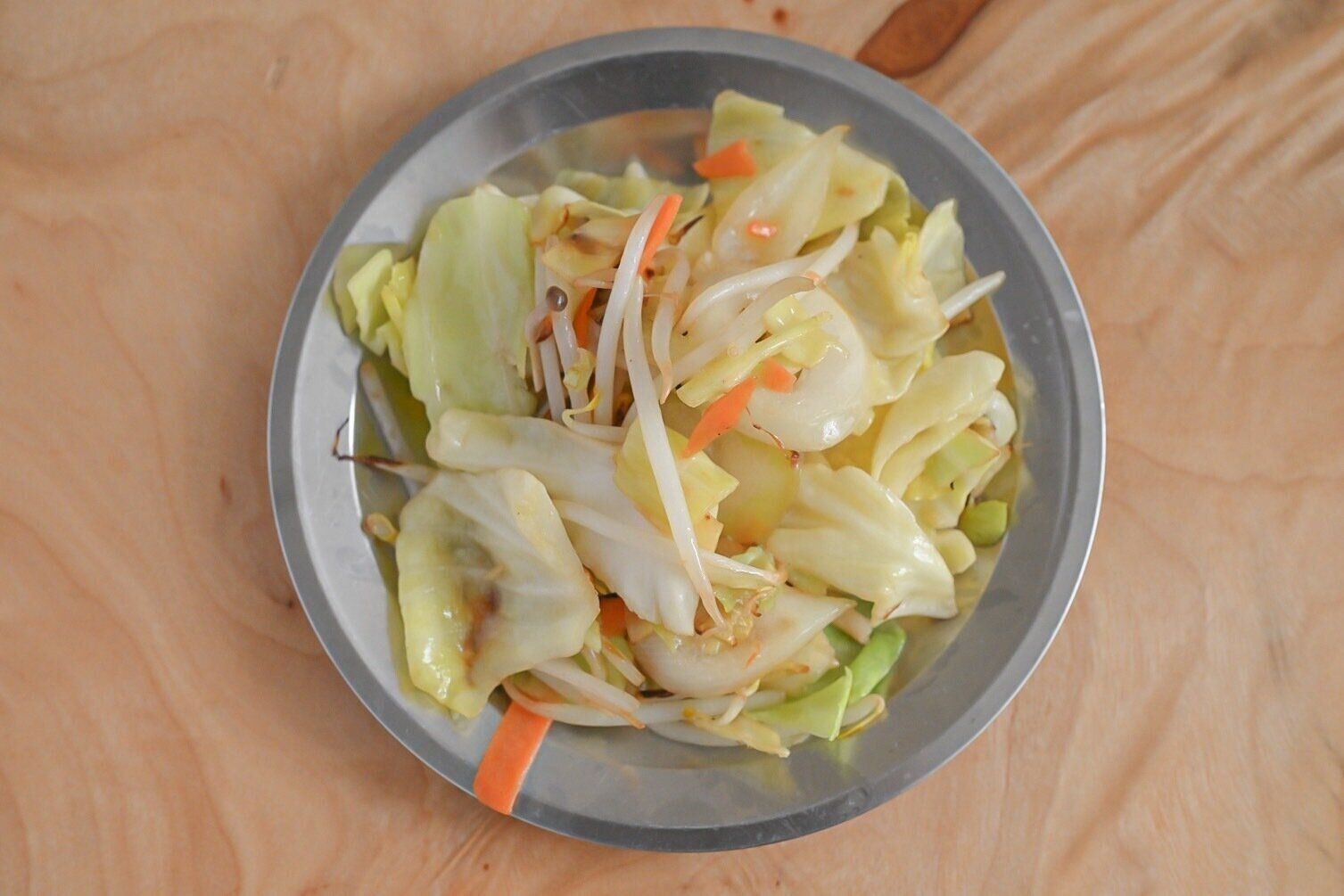 皿にのった炒めたカット野菜