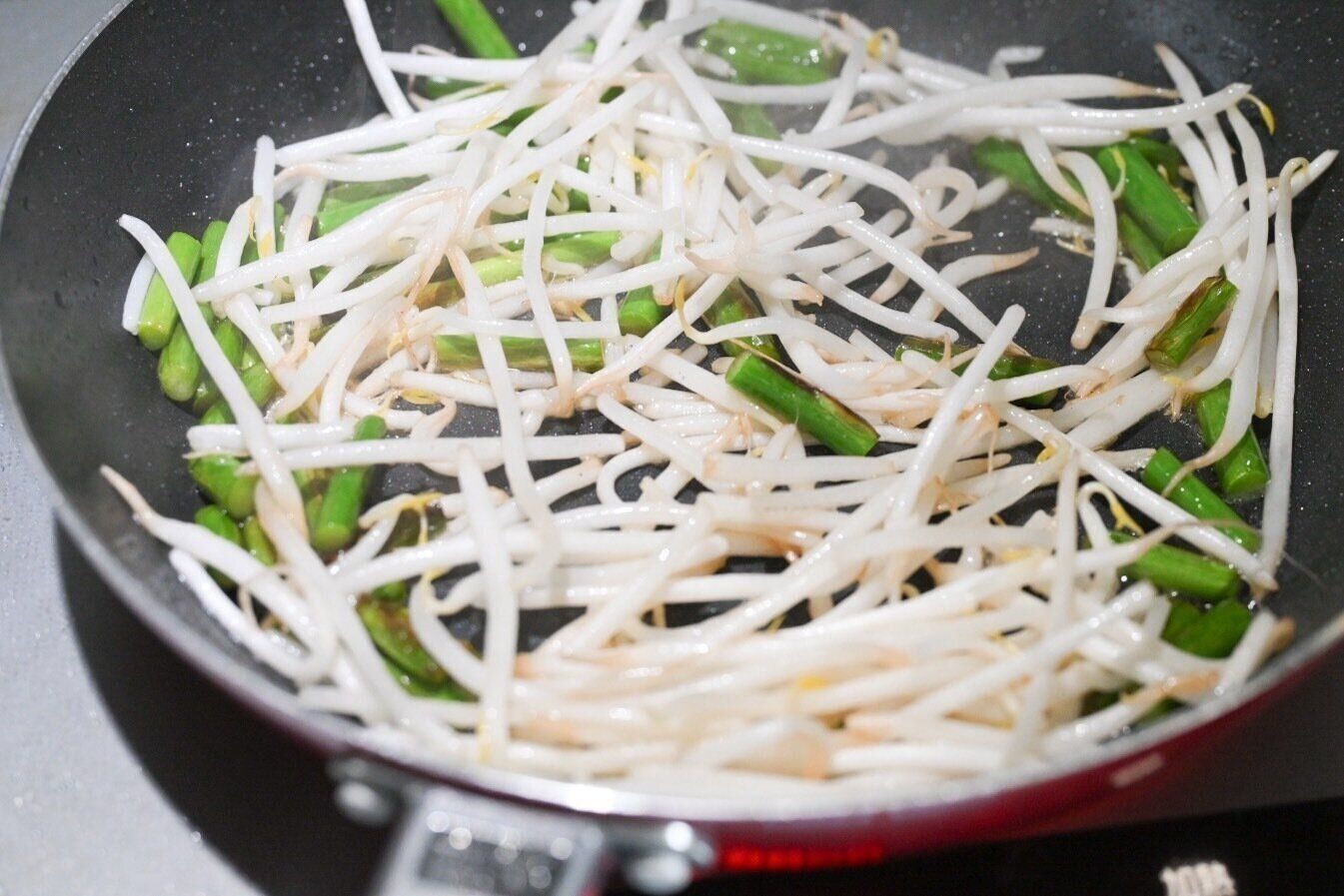 フライパンに入ったもやしとにんにくの芽