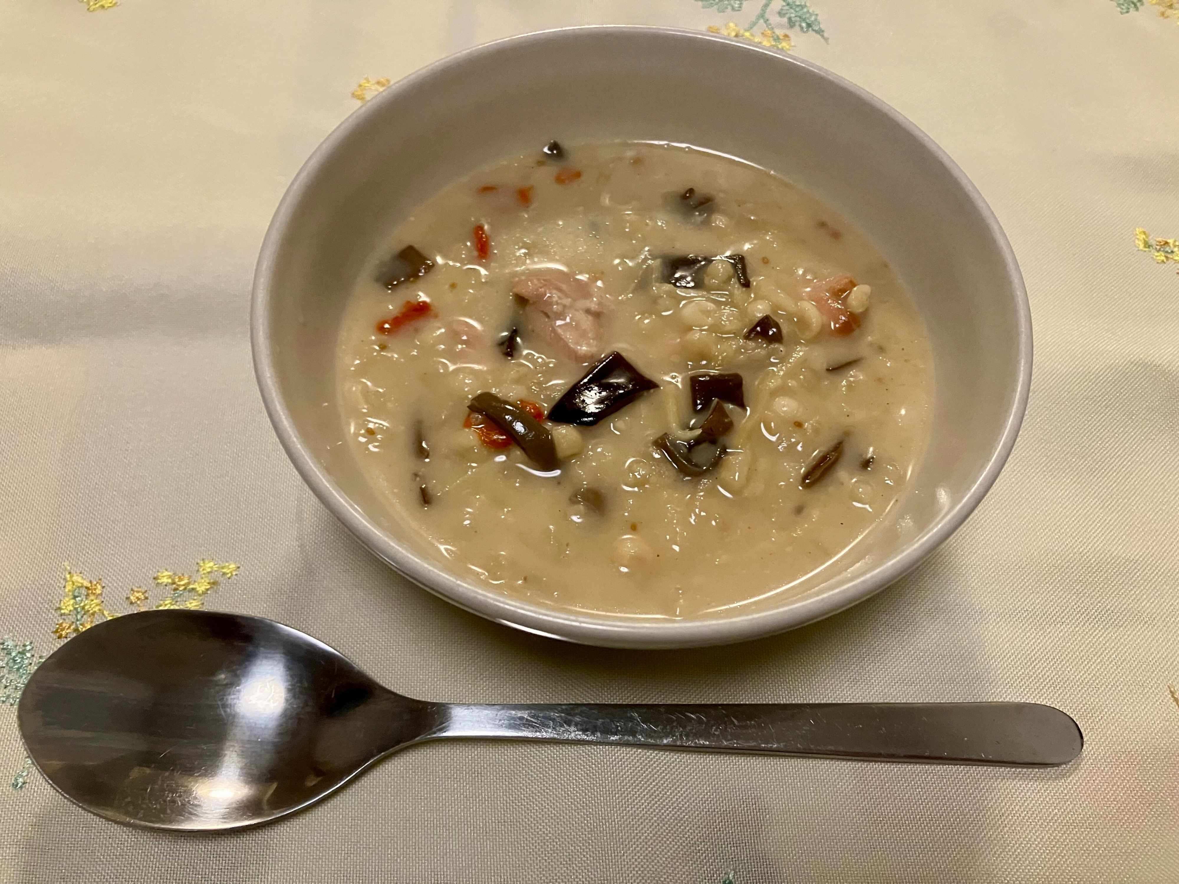 養生スープ 鶏肉とクコの実の生姜スープ