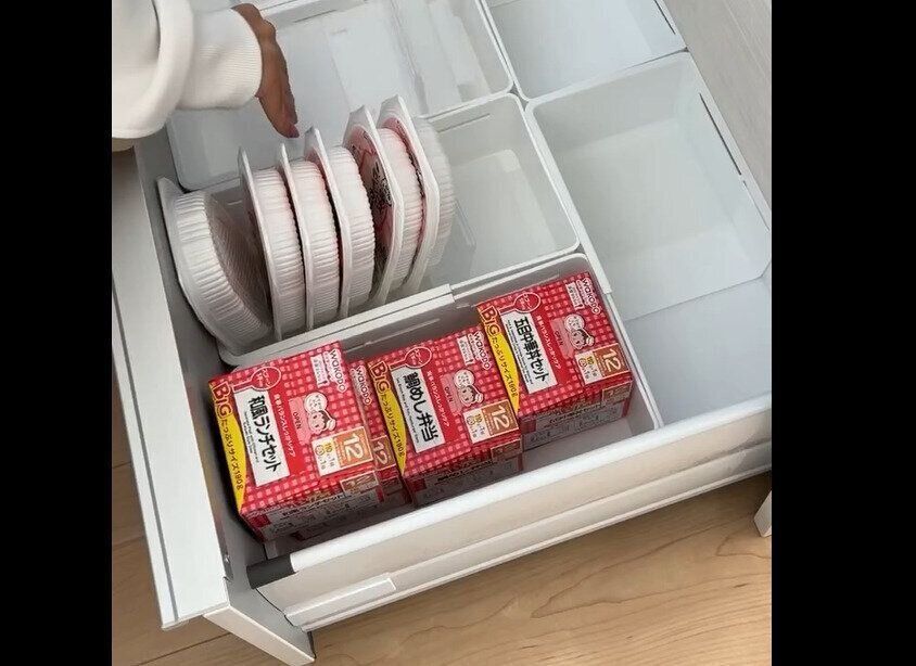 【セリア】簡単にシンデレラフィットする伸縮収納トレー