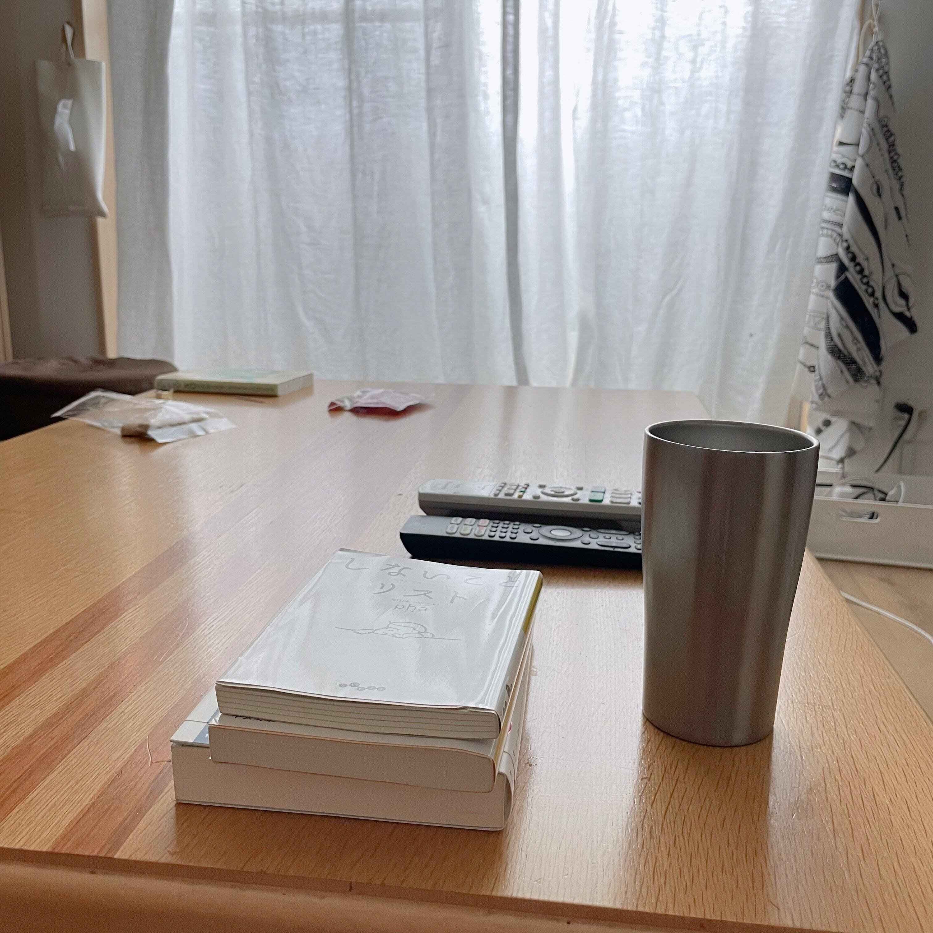 座って手の届く範囲の物だけ整えてみる