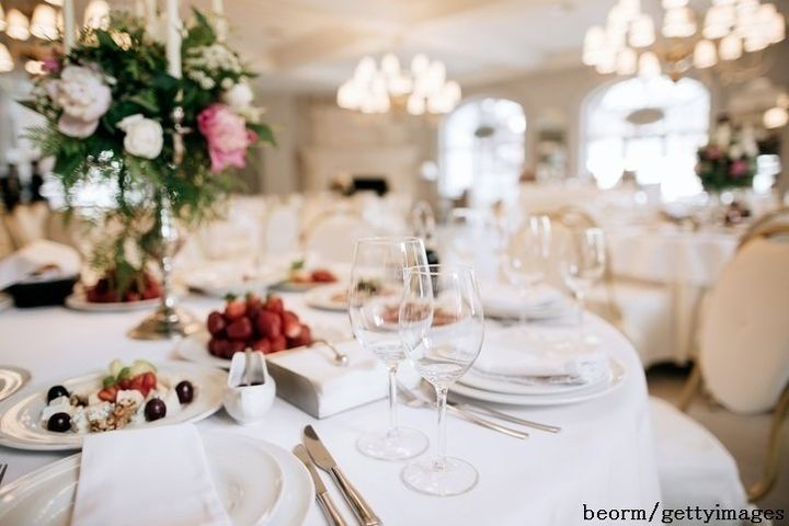 結婚式披露宴のテーブルマナー ナプキンの扱い方 スピーチ時の対応を解説 サンキュ 結婚式披露宴のテーブルマナー ナプキンの扱い方 スピーチ時の対応を解説 サンキュ