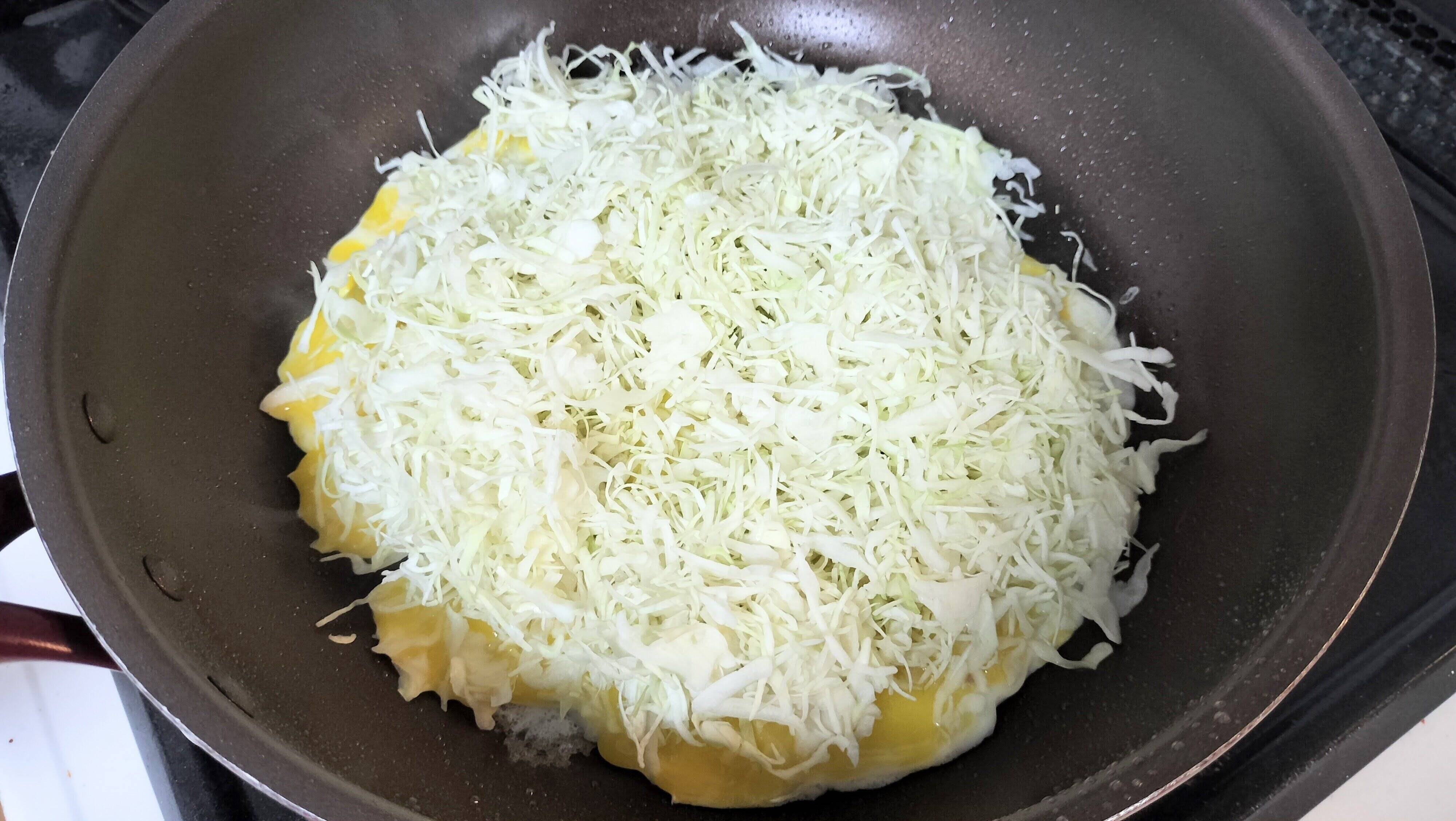 卵の上にキャベツをのせる