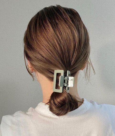 40代女性に似合う不器用でも簡単にできるヘアアレンジ。クリップで留める低めのお団子ヘア