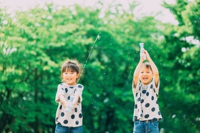 水遊びを楽しむ子供たち