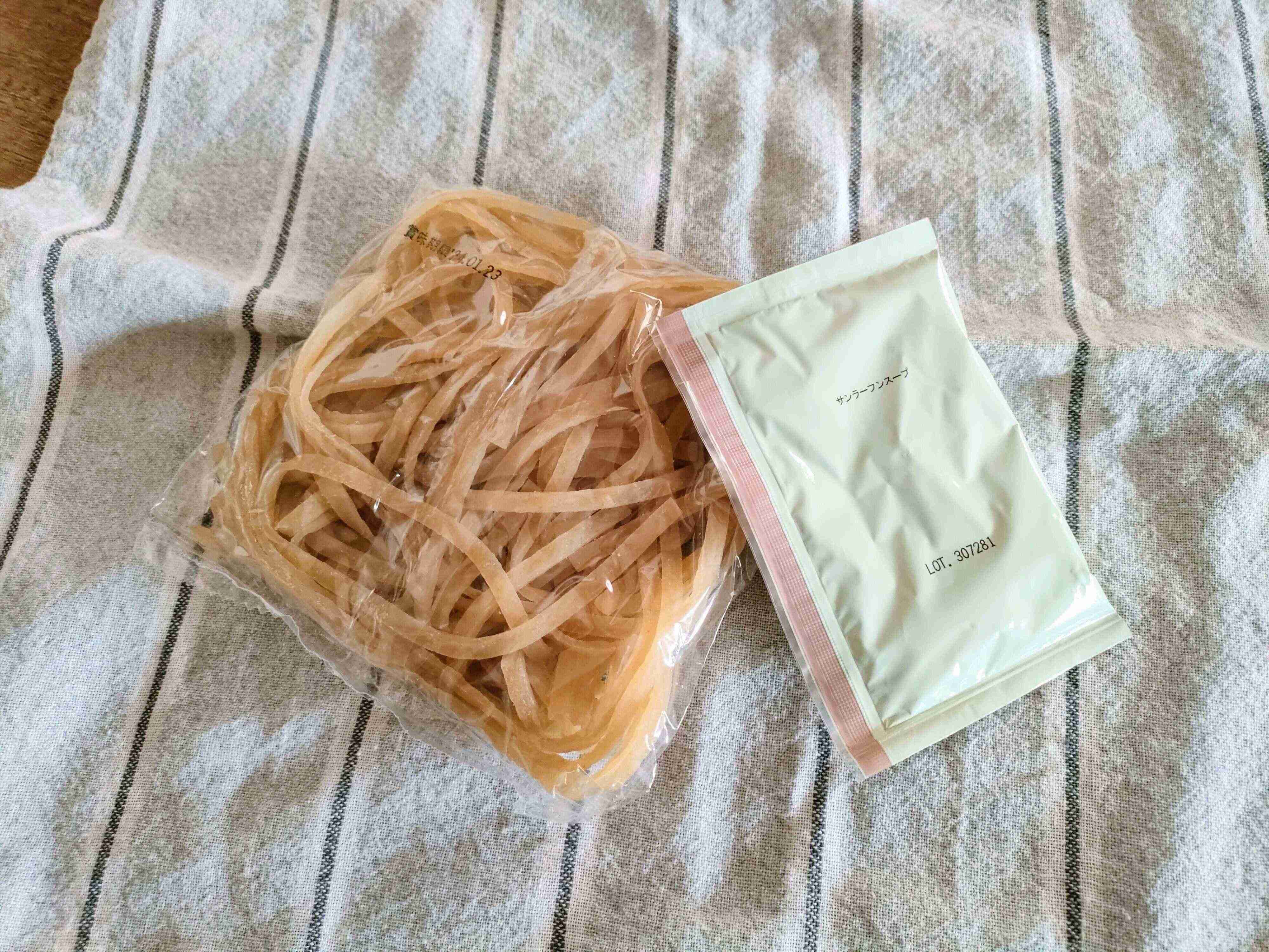 極太春雨のような麺とサンラーフンスープ