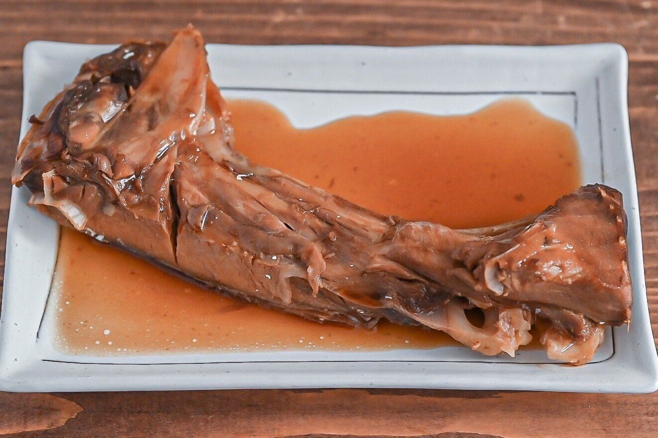 皿に盛られたまぐろのカマ