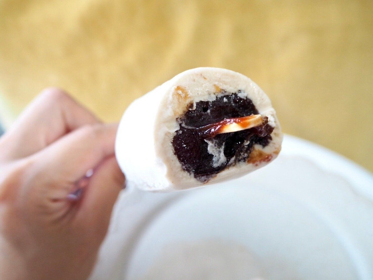 シャトレーゼ「和菓子アイス ミルク饅頭 イタリア産焼き栗」断面写真