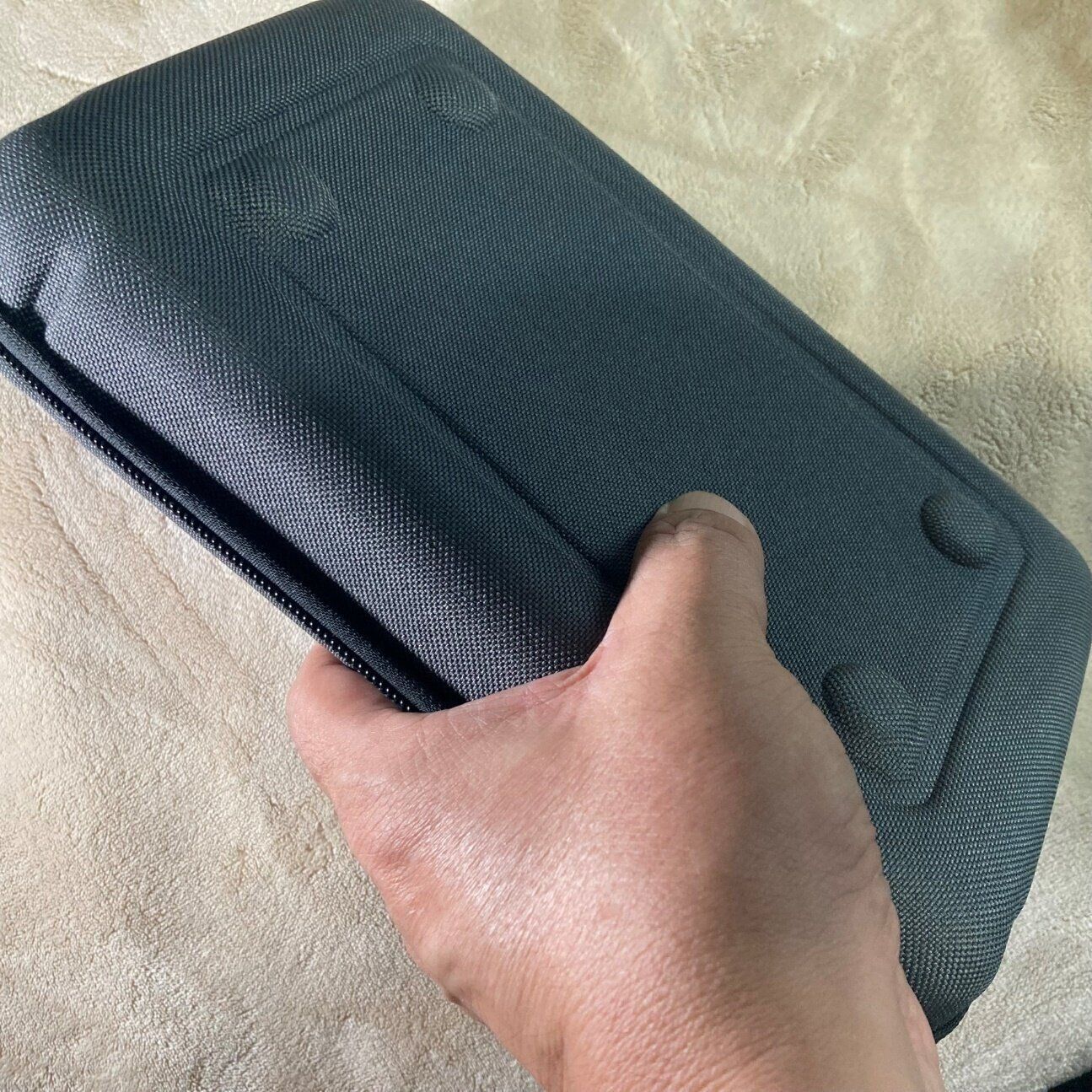 ダイソーさん値付け間違ってない…？大容量＆潰れない「多用途ポーチ」が優秀すぎる