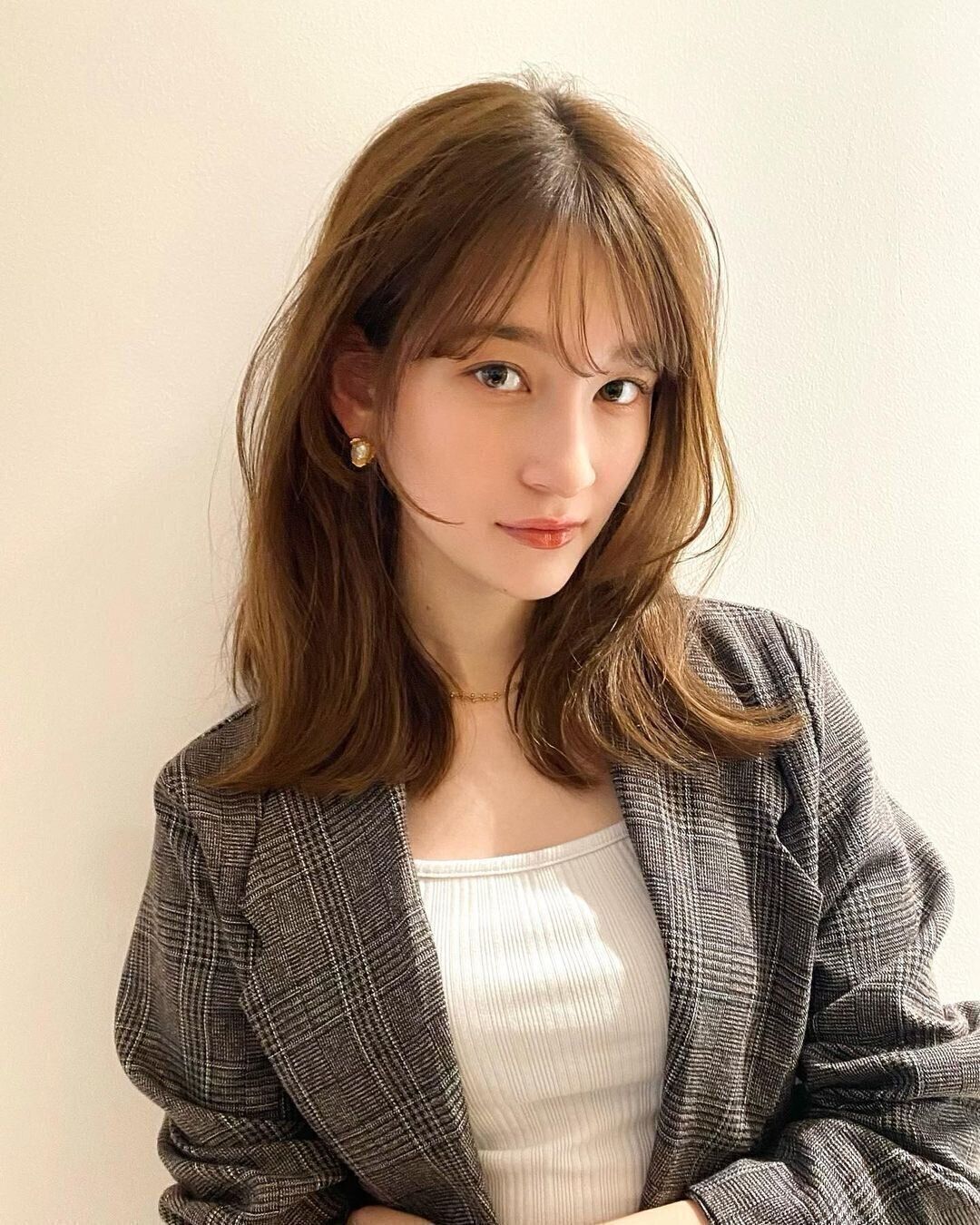 40代に似合うロングヘアスタイル 抜け感バングに重めのシルエットヘア