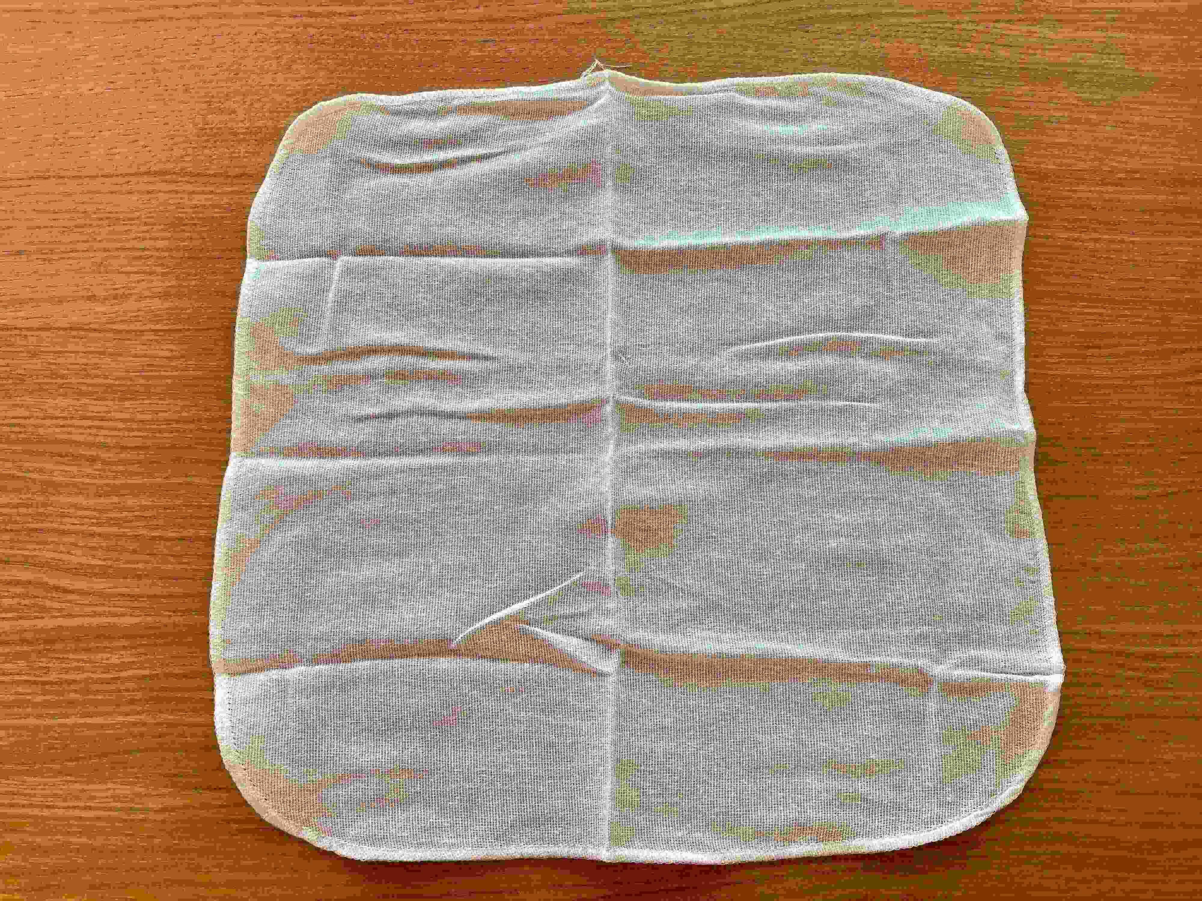 机に広げられたふきん