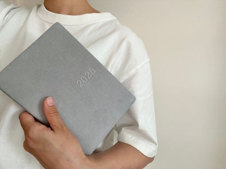 スエード調と色合いがかわいすぎる!無印良品の2025年のスケジュール帳は持てば気分が上がること間違いなし