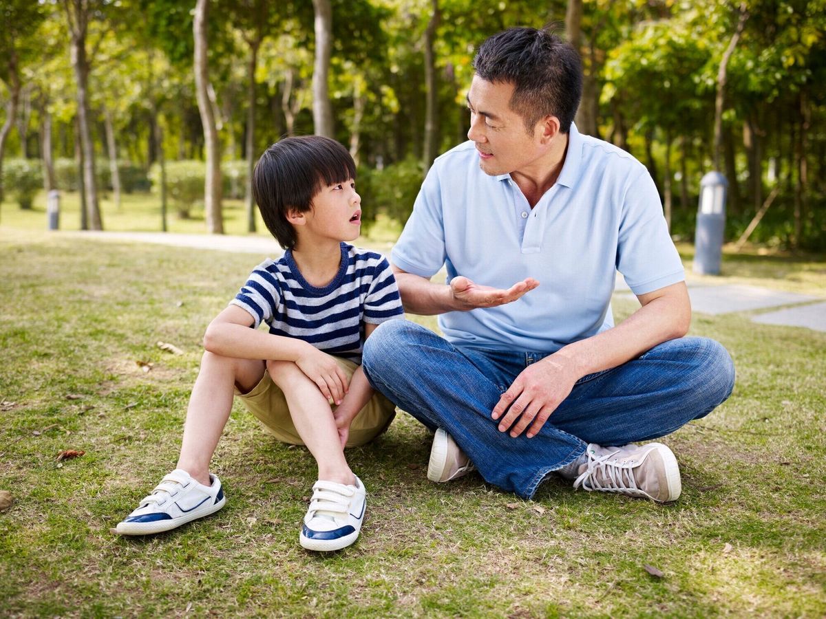 アジアの父と息子の会話があります