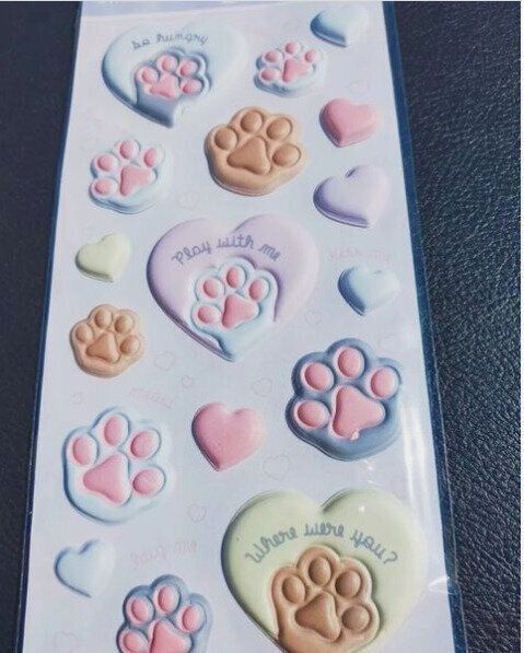 【ダイソー】思わず触りたくなる！ぷっくり肉球シールがかわいすぎ