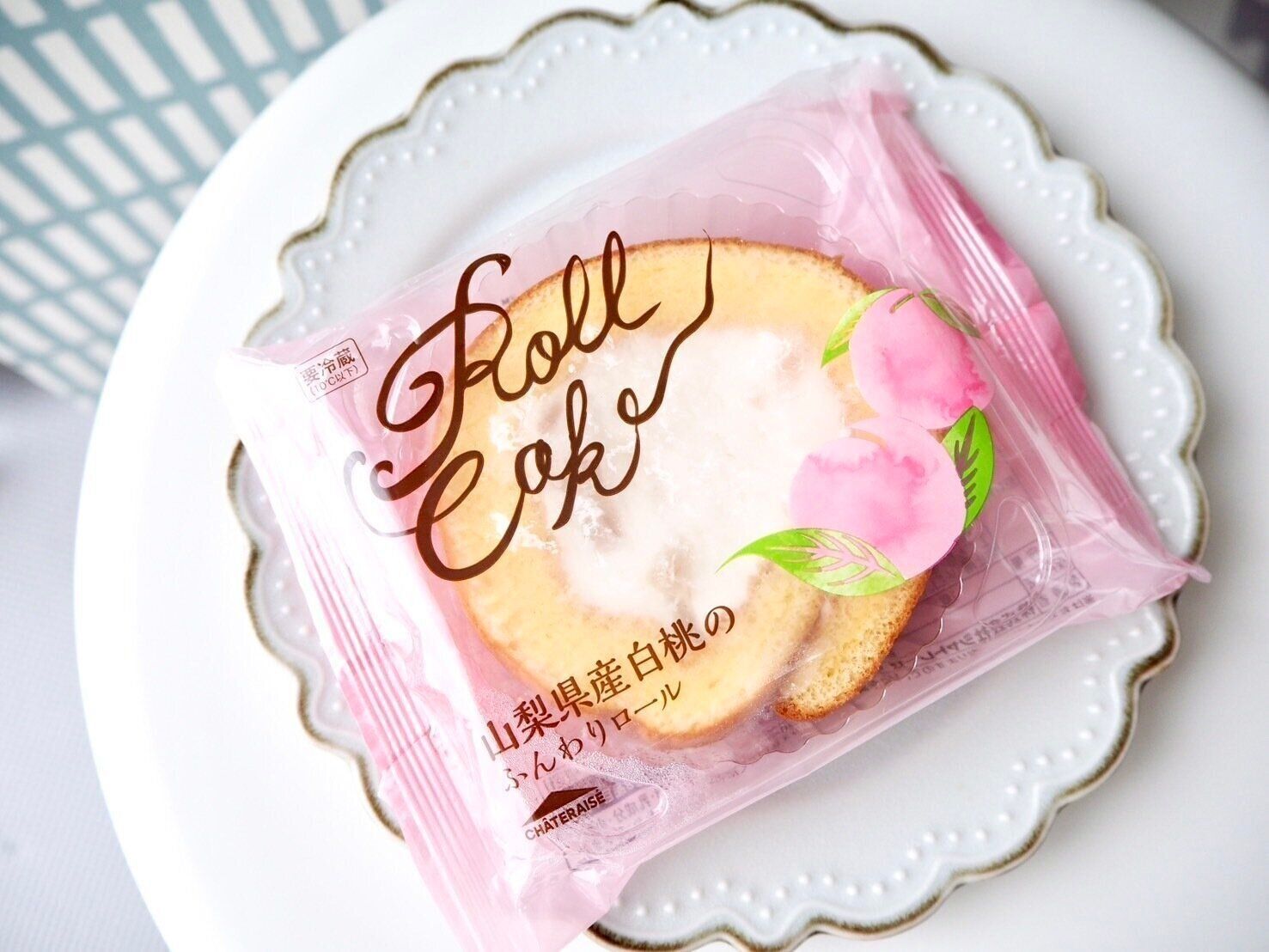 シャトレーゼ「山梨県産白桃のふんわりロール」商品写真