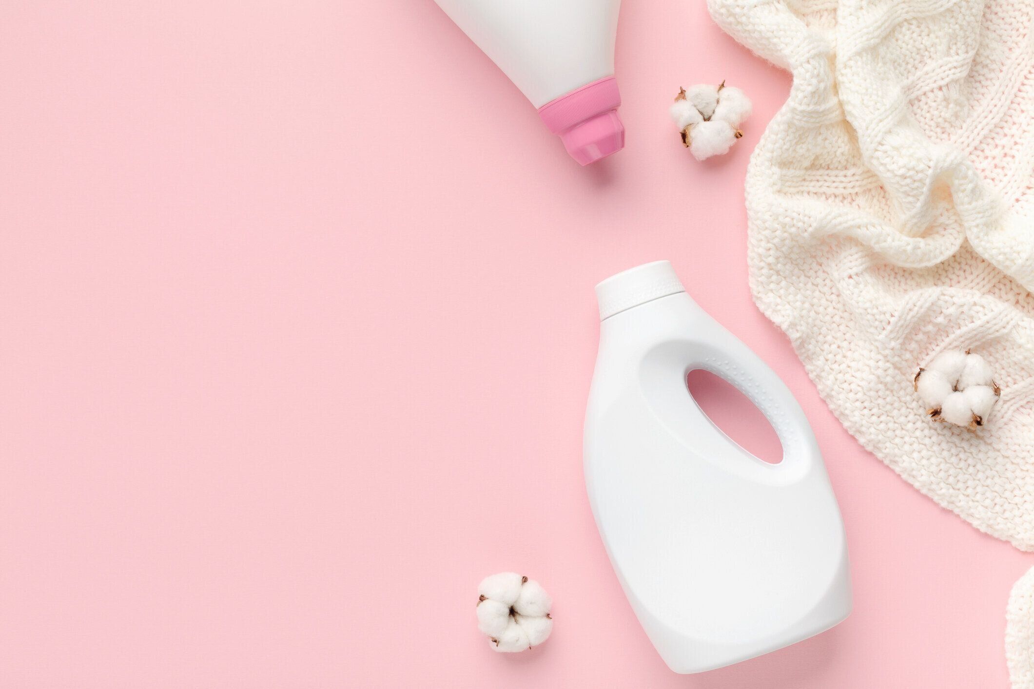 上に綿の花を持つウォッシュウールのセーター。バイオ柔軟剤